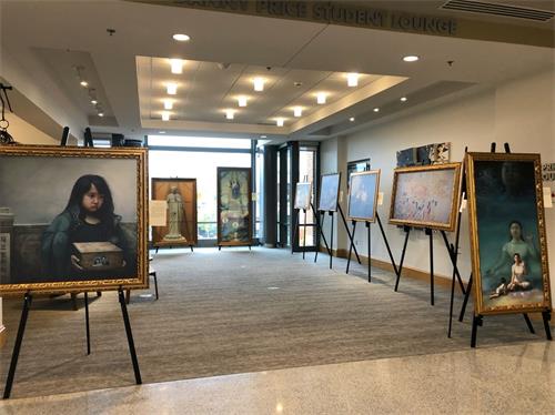 '图1:在在校内学生中心(Ohio Union)展厅举办“真善忍国际美展”'