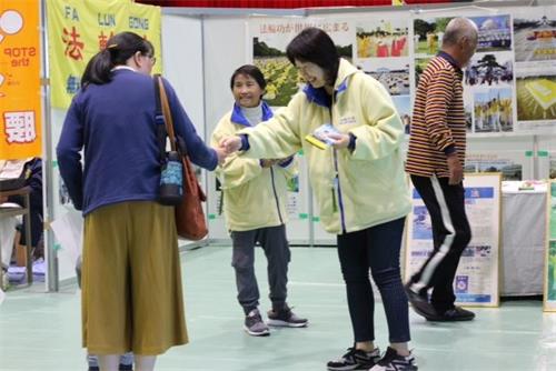 '图3~4:市民们非常喜欢写有“真善忍 法轮大法好”字样的中英文小莲花'