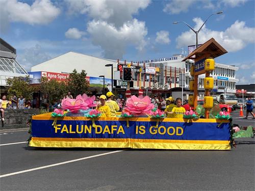 '图2~3:腰鼓队和花车参加了奥克兰麦纽瑞瓦(Manurewa)和北帕市(Palmerston North)的圣诞游行。'