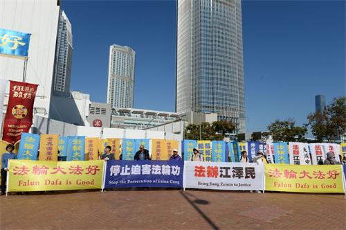 '图3:法轮功学员在集会上张起横幅,呼吁停止迫害法轮功。'