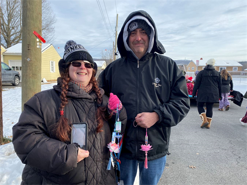 '图6:Audrey(左)看到法轮大法学员的队伍,说:“你们是一群最平和友善的人!”'