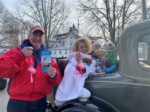 '图7:Ron (左)说:“这个地方需要‘真、善、忍’。”'