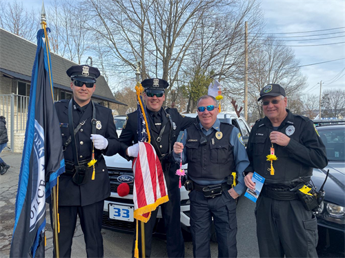 '图8:警察方阵的旗手T. Kimiecik(左)表示“真、善、忍”原则很好。'