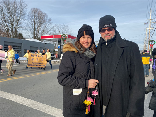 '图9:Christine与先生看见过法轮功学员集体炼功的场面,她表示有兴趣好好了解法轮大法。'