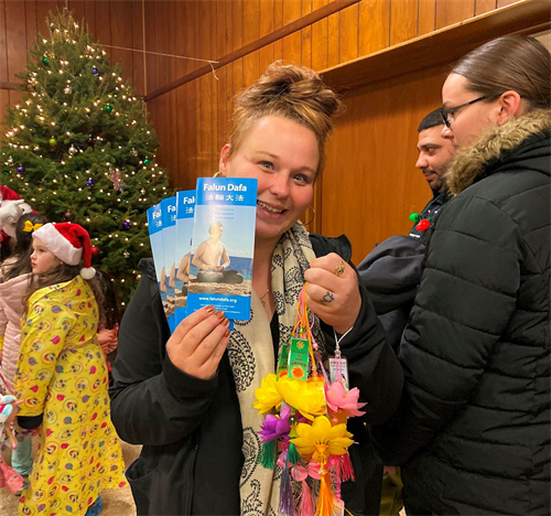 '图12:Heather说:“我会把今天看到的法轮大法的美好告诉我的朋友们。”'