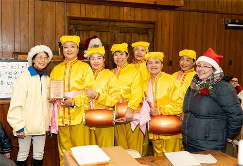 '图13~14:活动主办方将“最大方阵奖”颁发给法轮大法团体。'