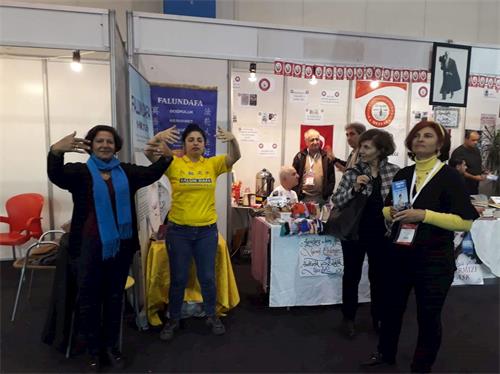 '图3:土耳其法轮功学员在书展上向民众介绍法轮功'
