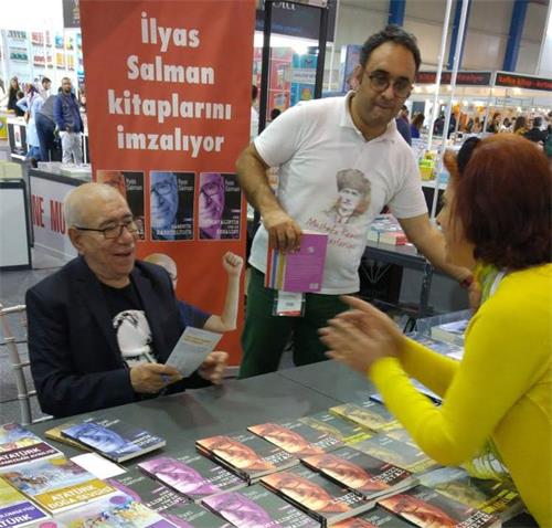 '图6:著名演员艾利亚斯·萨尔曼(İlyas Salman)接过法轮功真相资料'