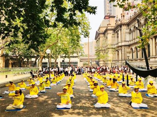 '图2:法轮功学员在国际人权日展示法轮功五套功法'
