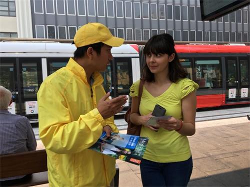 '图3~4:路人在关注国际人权日活动'