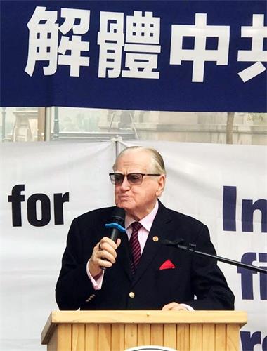 '图7:新州立法委员会议员和基督教民主党领袖弗雷德·尼罗(Rev Fred Nile MLC)在集会上发言'