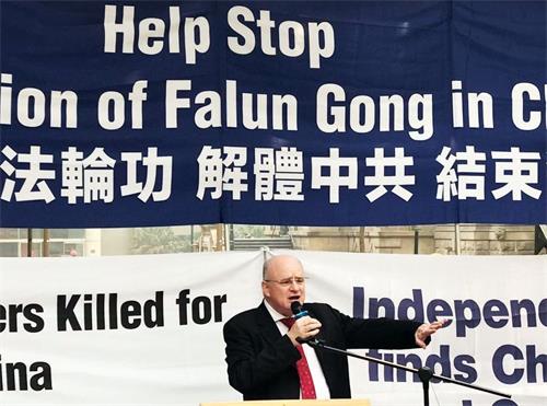 '图8:悉尼帕拉马塔(Parramatta)市前市长安德鲁·威尔逊(Andrew Wilson)在集会上发言'