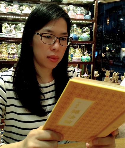 '图1:读完《转法轮》,亿青明白“真、善、忍”才是生命追寻的根本。'