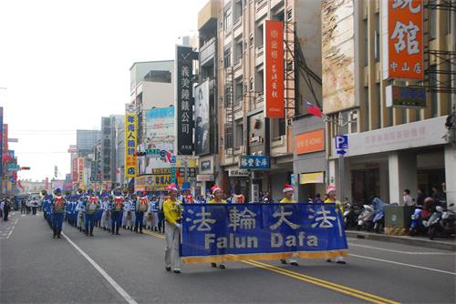 '图1~5:法轮大法天国乐团踏上台湾嘉义市街头,演奏壮盛祥和的乐曲,给市民带来欢欣鼓舞。'