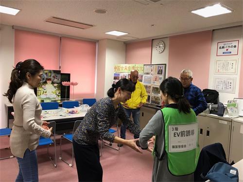 '图3:法轮功学员现场教授功法'