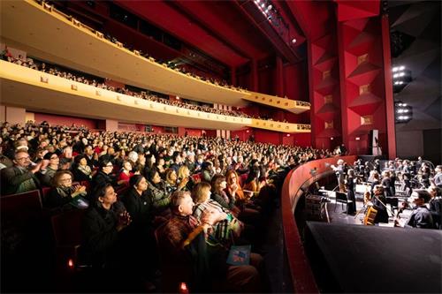 '图1:二零一九年十二月二十日至二十二日,神韵国际艺术团在纽约帕切斯学院表演艺术中心连演四场演出,场场爆满。图为二十一日演出的盛况。'