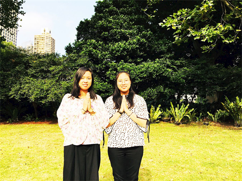 '图5:青年大法弟子普莉希拉(Priscilla Kan)(左)和娜塔莉(Natalie Kan)(右)姐妹俩合影'