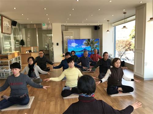 '图1~2: 参加上午班的新学员在学炼法轮功第五套功法——神通加持法'