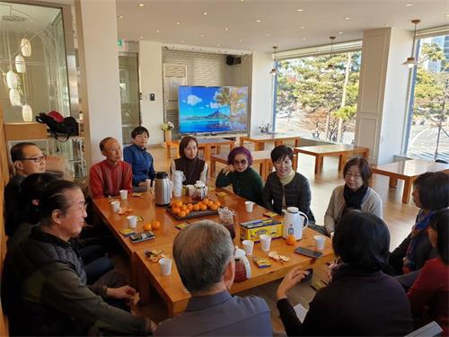 '图3:参加上午班的新学员围坐在一起交流参加九天班的体会'