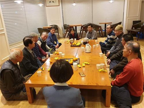 '图5:参加晚上班的新学员坐在一起交流参加九天班的体会'