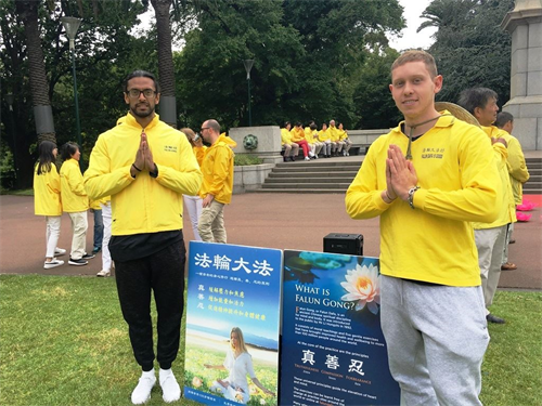 '图4:西人新学员拉兹比(Lazenby 左)和雷扎(Reza 右)恭祝师尊新年快乐。'