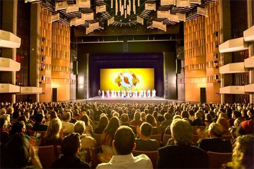 '图3:同一天,十二月二十六日晚,神韵世界艺术团在渥太华国家艺术中心(National Arts Centre)展开在加拿大的“2020巡回演出”的首场演出。全场爆满,各界菁英观赏后表示,节目恢宏壮观、纯美纯善,为神韵深深震撼、折服。'