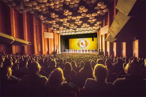 '图5:二零一九年十二月二十八日晚,美国神韵新世纪艺术团在德州休斯顿的琼斯演艺中心(Jones Hall for the Performing Arts)上演首场演出,全场大爆满。'
