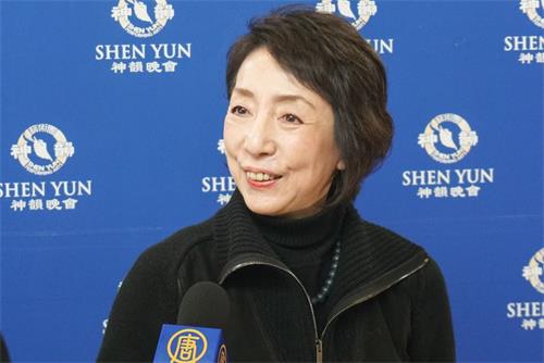 '图8:株式会社大重亭社长大谷保子(Ootani Yasuko)观赏神韵纽约艺术团十二月二十五日晚,在日本名古屋的首场演出后表示,演出非常美,服装也美,她深受感动。“如果神韵也能在中国大陆上演,那就太好了”。'