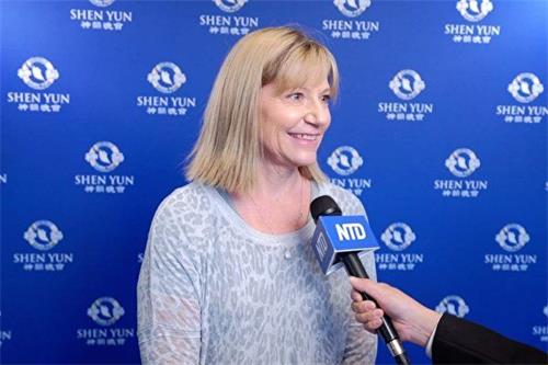 '图9:加州美洲银行商业部副总裁安吉拉·里德(Angela Reed)观看了十二月二十六日神韵环球艺术团在圣荷西的演出。她说:“神韵演出触及心灵,神奇的经历前所未有过。”'