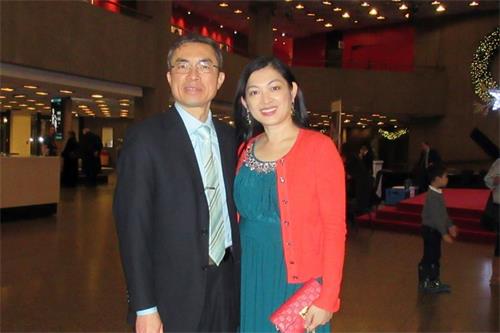 '图10:越南裔医生Hong Phuc Tran-Le(译名:陈黎洪福)和妻子药剂师Thuy Duong(译名:翠阳)第四度观赏神韵演出,他说︰“神韵让我们想起自己的根”。'