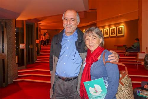 '图12:渥太华法学教授塞尔吉·罗伊(Serge Roy)和妻子卡罗·沃萨尔(Carole Voisard)观赏神韵演出后表示,演出带来如此多的快乐,还有纯净的能量,他们要年年来看神韵。'