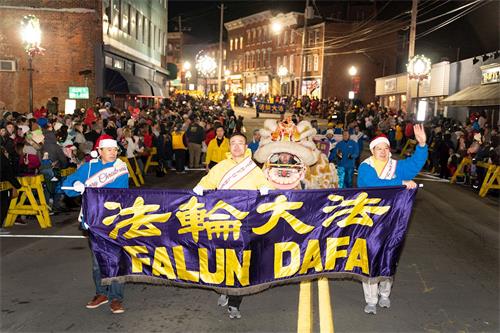 '图1~3:纽约上州米德尔敦(Middletown)市政府举行传统一年一度的圣诞点灯仪式及庆祝游行,法轮功队伍再次被邀请参加'