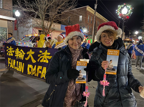 '图5:Brandy和Sherrie在法轮大法队伍前愉快合影。'