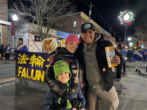 '图7:Ricardo与太太和孩子高兴地站在法轮大法队伍前'