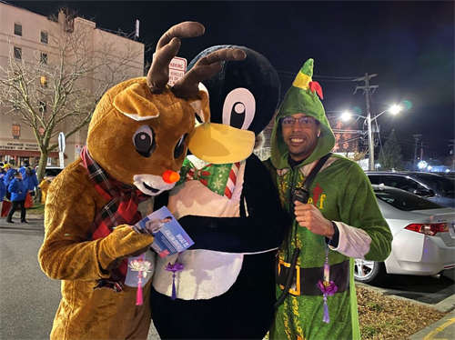 '图9:Shaquan(右)和他的朋友们认真地看着法轮大法传单上的内容,初步了解了法轮功,点头称赞'