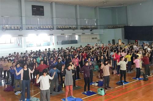 '图3:二零一九年十二月二十九日清晨,高雄部份法轮功学员于高雄仁武区中华电信学院活动中心集体炼功。'