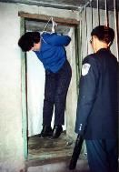 '酷刑演示:吊铐'
