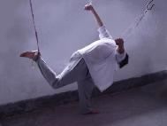 '酷刑演示:双手反背吊铐的一种,一只脚着地,另一只脚吊起,让受刑者十分痛苦。'