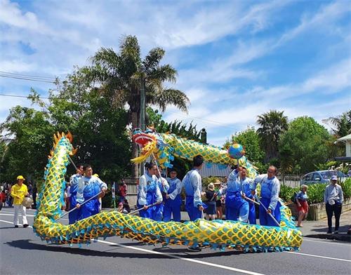 '图1~5:二零一九年十一月底到十二月初,新西兰法轮功学员参加了十五场圣诞游行,受到人们的欢迎。'