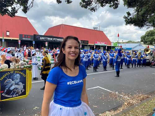 '图7:国会议员艾瑞卡·斯坦福称赞天国乐团非常棒。'