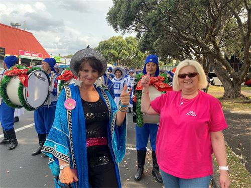 '图8:琳恩·奥斯马尼(左)和安妮·多诺万(右)支持法轮功。'