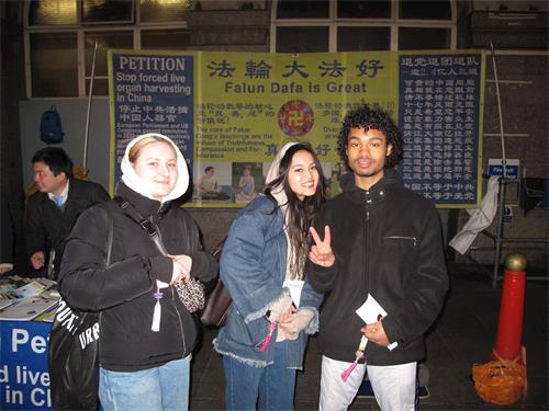 '图6:二零一九年二月十日晚,约翰(John, 右)、玛利亚(Maria,中)和玛蒂达(Maltida)三位伦敦青年朋友在伦敦唐人街喜遇法轮功'