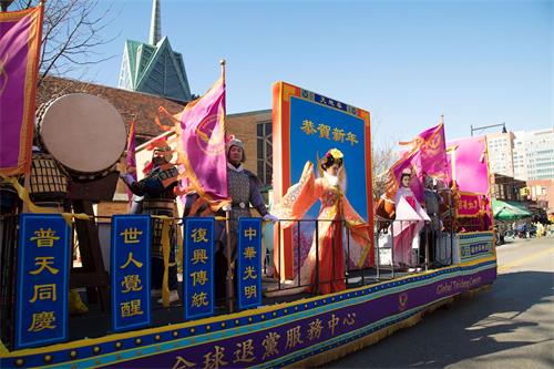 '图9:凤凰为主题的花车'