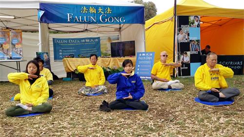 '图2:二零一九年二月九日和十日,南澳学员还应邀参加越南社区的中国新年嘉年华活动,向社区民众介绍法轮功。'