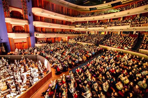 '图2:二月十六日,神韵环球艺术团在圣保罗奥德威表演艺术中心 (St. Paul Ordway Center for the Performing Arts)的两场演出连续大爆满。'