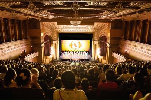'图3:二零一九年二月十七日下午,神韵世界艺术团在墨尔本丽晶剧院(Regent Theatre)的最后一场演出依然一票难求,演出在观众热烈的掌声中落幕。'