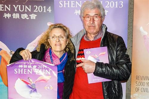 '图9:法国高定服装师杰基·海伊(Jacky Hay)先生和太太一同观赏了二月十五日晚美国神韵艺术团在法国南特市议厅的首场演出。'