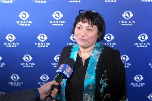 '图10:二月十七日下午,视觉艺术获奖者希拉里·布雷曼(Hilary Breman)观赏了神韵世界艺术团在澳大利亚墨尔本丽晶剧院(Regent Theatre)的最后一场演出。'