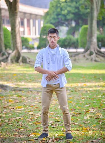 '图1:刘大雁在国父纪念馆炼法轮功。'