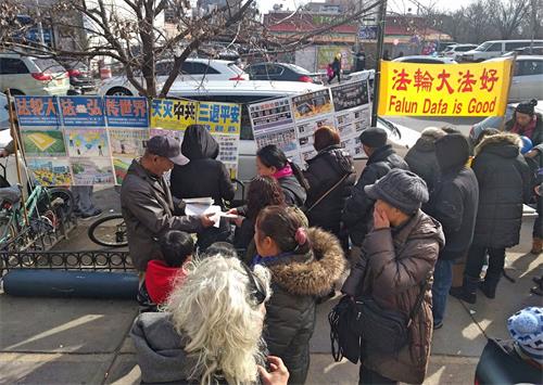 '图1~2:二零一九年二月十日,年初六,法轮功学员在纽约布碌伦八大道的真相点上给当地华人新年送福。'